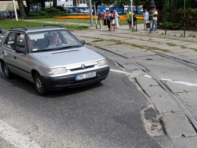 Stan niektórych szczecińskich dróg pozostawia wiele do życzenia. Żeby nie uszkodzić sobie tutaj auta musimy jechać bardzo ostrożnie.