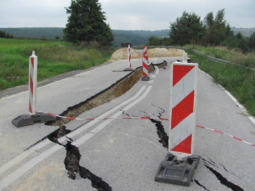 Zniszczona przez osuwisko droga powiatowa w Kałkowie (gmina...
