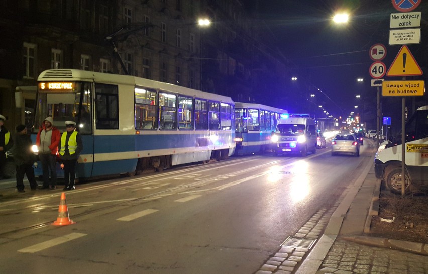 Wypadek taksówek na 3 godziny zablokował tramwaje