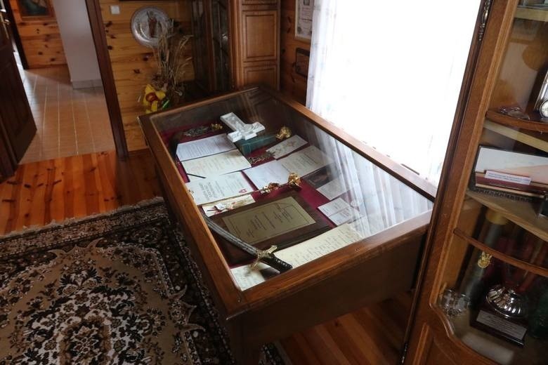 Tak wygląda muzeum zmarłego księdza Makulskiego z Waśniowa. Duchowny był oskarżany o pedofilię [ZDJĘCIA, FILM]