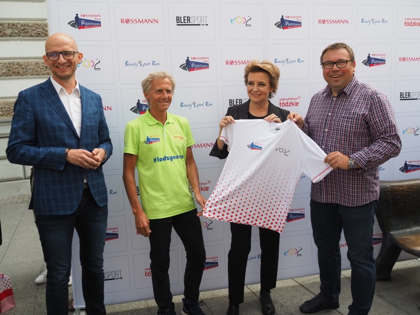 Prezydent Łodzi Hanna Zdanowska prezentuje koszulkę dla...