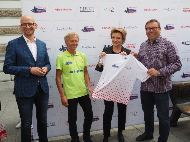 Prezydent Łodzi Hanna Zdanowska prezentuje koszulkę dla uczestników Biegu Piotrkowską Rossmann Run. Obok Robert Blesiński z Akademii Sport i Zdrowie, dyrektor biegu Jacek Chmiel i przedstawiciel sponsora Tomasz Cieślak.