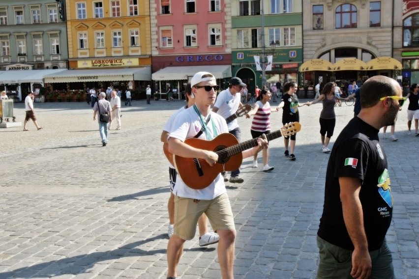 Wrocław: Włoska pielgrzymka śpiewa, modli się i gra w Rynku (ZDJĘCIA)