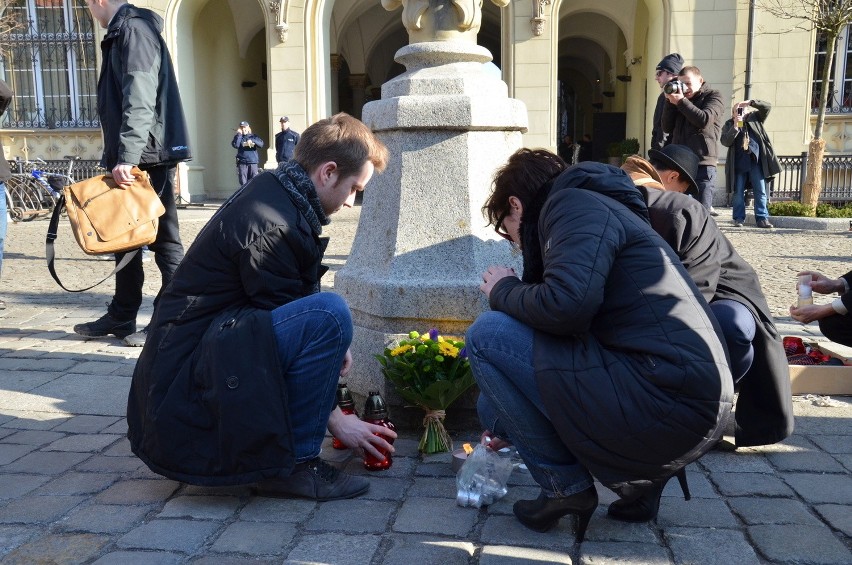 Wrocław: Zapalili znicze dla Ukrainy, aby uczcić pamięć ofiar (ZDJĘCIA, FILM)