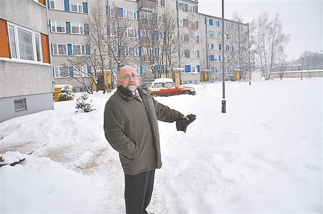 - Ludzie cały czas szukają mieszkań, więc im je postawimy - mówi wójt Tułowic, stojąc w miejscu, gdzie powstaną nowe bloki. (fot. Mariusz Jarzombek)