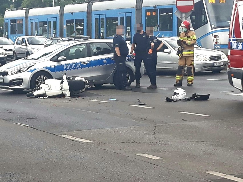 Wypadek na Legnickiej. Policyjny radiowóz zderzył się ze skuterem 