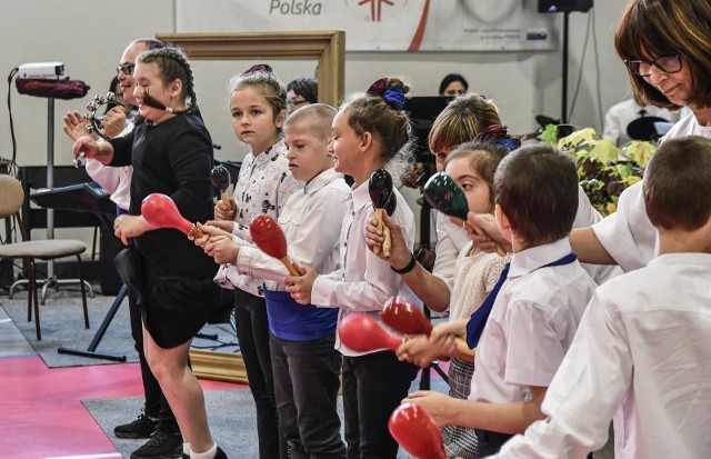 Z okazji jubileuszu 50-lecia SOSW nr 3 im. Marii Grzegorzewskiej w Bydgoszczy wychowankowie placówki, z pomocą kadry pedagogicznej, przygotowali występ artystyczny. Były muzyka, taniec i śpiew.