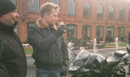 Komisarz Aleks w Manufakturze. Filmowcy kręcą sceny pościgu motocyklowego. (wideo)