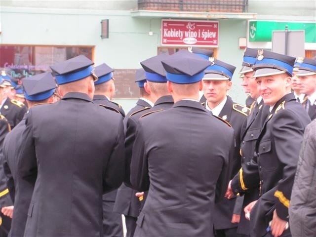 Defilada i ślubowanie strażaków w Częstochowie. Towarzyszyły...