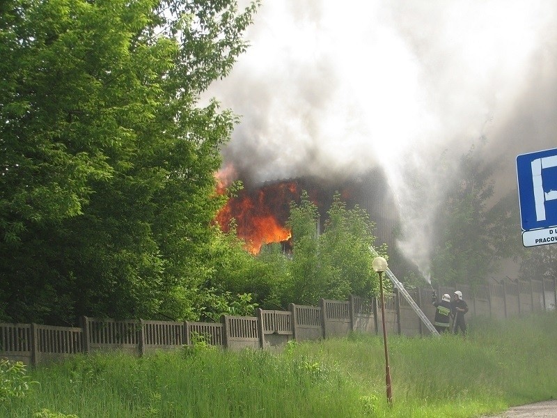 Pożar w Częstochowie: płonie fabryka kleju [ZDJĘCIA, WIDEO]