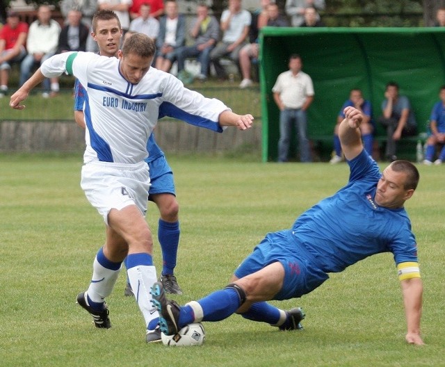 O piłkę walczą Dawid Jędrzejak (Jantar) i Marcin Moszczyński (Polonez, z prawej).