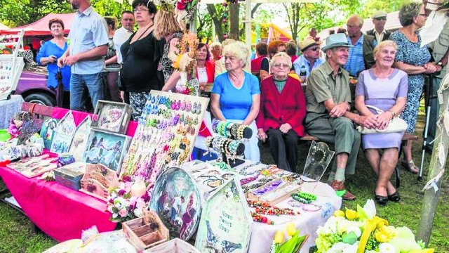 Iłżecki Jarmark Sztuki Ludowej to zawsze okazja do podpatrzenia artystów ludowych przy pracy, zaopatrzenia się w rękodzieło i posłuchania ciekawych opowieści o tradycyjnym rzemiośle.