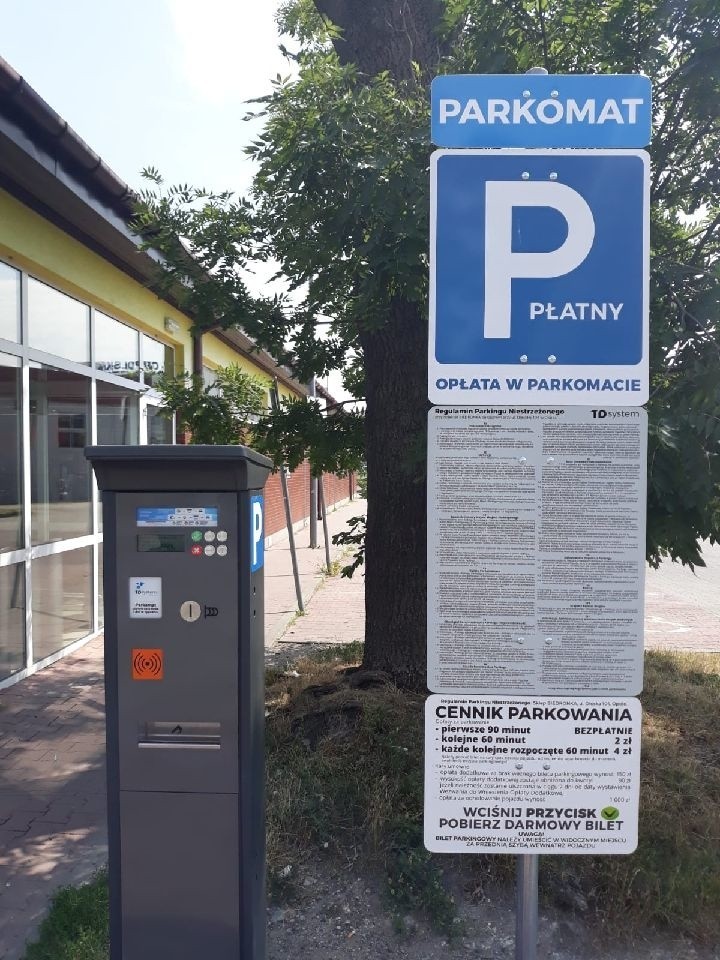 Parking przy Biedronce przy ul. Oleskiej 104. Klienci mogą...