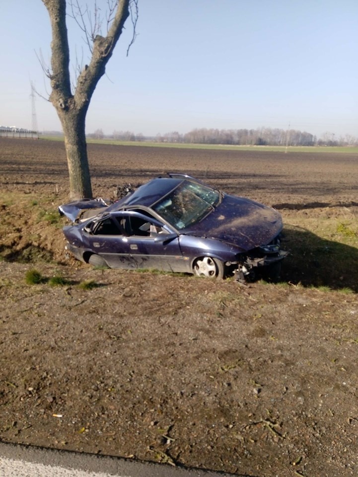 Maków Maz. Auto dachowało na DK 60. Podróżujący mężczyźni opuścili pojazd o własnych siłach, 8.02.2020