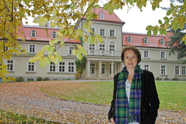Karolina Grabowska w swoim dworze w Sierakowie