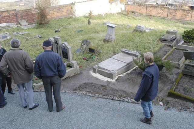 W czwartek 6 listopada nad ranem oczom mieszkanców Grudyni Wielkiej ukazal sie wstrząsający obraz. Powalone groby, polamane krzyze, zbezczeszczone nagrobki. Wieś jest w szoku. Mieszkancy wciąz pytają, co wstąpilo w chlopców z gimnazjum, ze zrobili coś tak makabrycznego. I to we wlasnej wiosce! (Fot. Slawomir Mielnik)