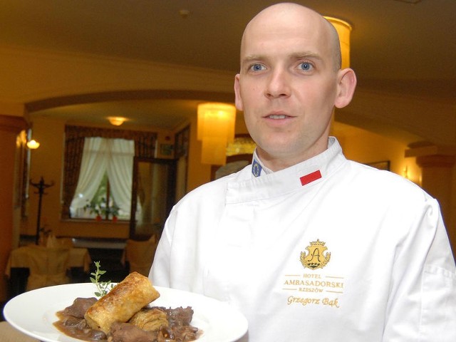 Grzegorz Bąk prezentuje potrawę kuchni "slow food&#8221;