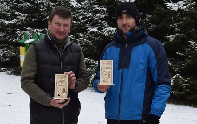 Karol Grabda (z lewej) ze zwycięzcą biegu, Michał Jagieło z Husarii Race Team Starachowice.