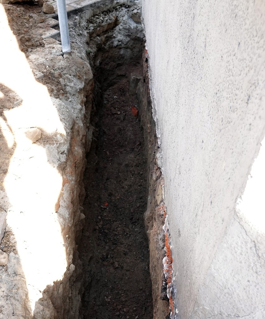 Nowy Sącz. Znaleziono ludzkie kości przy budynku Starostwa Powiatowego [ZDJĘCIA]