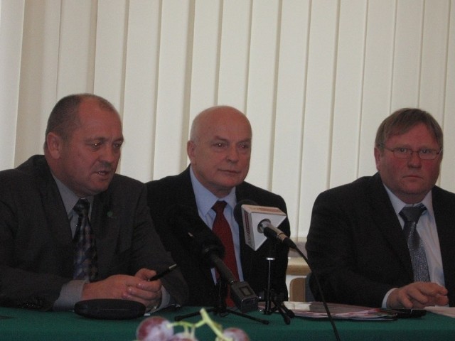 Minister Rolnictwa i Rozwoju Wsi, Marek Sawicki, dyrektor kujawsko-pomorskiego oddziału ARiMR, prezes Kujawsko-Pomorskiej Izby Rolniczej Ryszard Kierzek (od prawej)