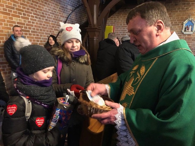 Duchowny z Kościoła Polskokatolickiego postanowił przekazać całość datków z tacy na WOŚP. Ksiądz już przed nabożeństwem zapewnił, iż pieniądze przekaże na Orkiestrę. - Dziś 26 Finał WOŚP, grają z nami wszyscy - zakomunikował sztab WOŚP z Elbląga na swoim FB. W tym roku Wielka Orkiestra Świątecznej Pomocy gra dla noworodków, a konkretnie dla wyrównania szans w ich leczeniu. - W najbliższym Finale skupimy się na pozyskaniu wsparcia dla podstawowych oddziałów neonatologicznych – powiedział Jurek Owsiak. - Wybór celu Finału to każdego roku najtrudniejsza decyzja. Neonatologia była celem Finałów WOŚP już siedmiokrotnie. Dzięki Wielkiej Orkiestrze Świątecznej Pomocy na wszystkie oddziały noworodkowe w Polsce trafiły 3 844 urządzenia medyczne za łączną kwotę blisko 122 mln zł. Czy uda się pobić zeszłoroczny rekord? Przypomnijmy, że w 2017 roku Wielka Orkiestra Świątecznej Pomocy zebrała ogółem zawrotną sumę 105.570.801,49 złotych!   WOŚP 2018 w Lubuskiem: Sprawdź, jak orkiestra zagra w Twoim mieście! [PROGRAM]Bądź na bieżąco. Sprawdź, jak WOŚP gra w Lubuskiem:Czytaj więcej o 26. finale WOŚP w Lubuskiem:  26. finał WOŚP w Lubuskiem. Informacje, program, zdjęcia i filmy Zobacz również: Gorzów: zacięta licytacja zegara z logo WOŚP