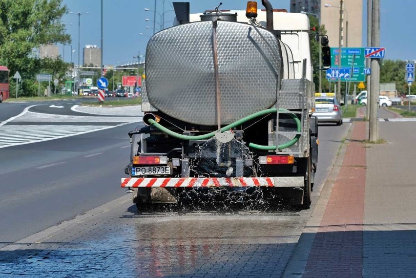 Aquanet Poznań zaczął polewać ulice wodą. Nietypowa akcja...