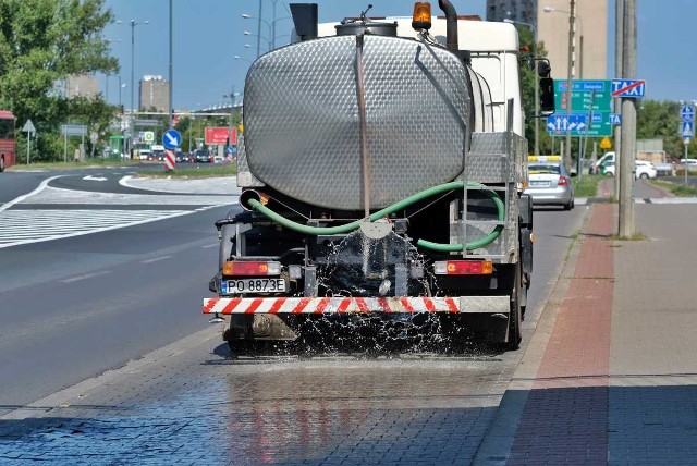 Aquanet Poznań zaczął polewać ulice wodą. Nietypowa akcja schładzania dróg w stolicy Wielkopolski potrwa do końca sierpnia.Przejdź do kolejnego zdjęcia --->