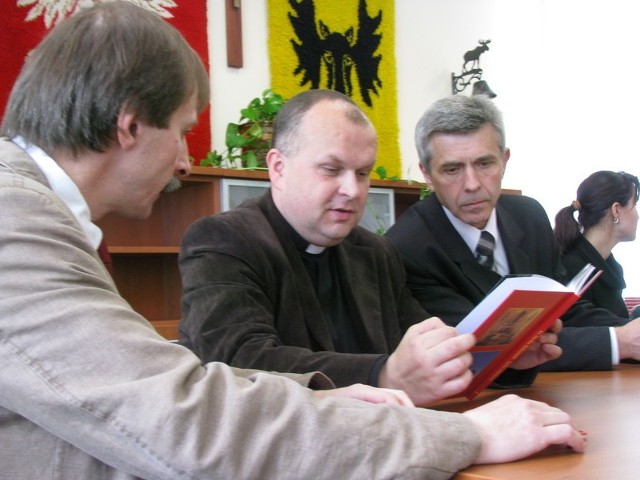 Książka poświęcona księdzu Rabczyńskiemu powstała dzięki staraniom Towarzystwa Przyjaciół Ziemi Wasilkowskiej