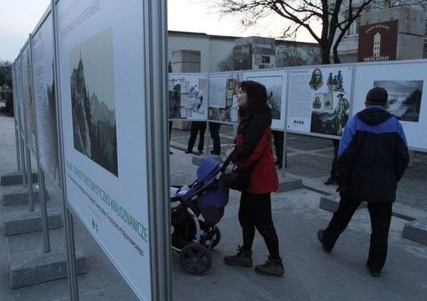 Na placu Artystów w Kielcach można oglądać wystawę prezentującą ponad 140-letnią historię polskiej turystyki i krajoznawstwa.