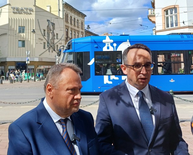 Minister infrastruktury Dariusz Klimczak (z prawej) i wiceprezydent Krakowa Andrzej Kulig poinformowali o planach dotyczących budowy metra w Krakowie.