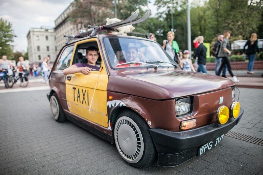 Zlot fiatów 126 p w Łodzi. Maluchy na Piotrkowskiej i w Manufakturze [ZDJĘCIA, FILM]