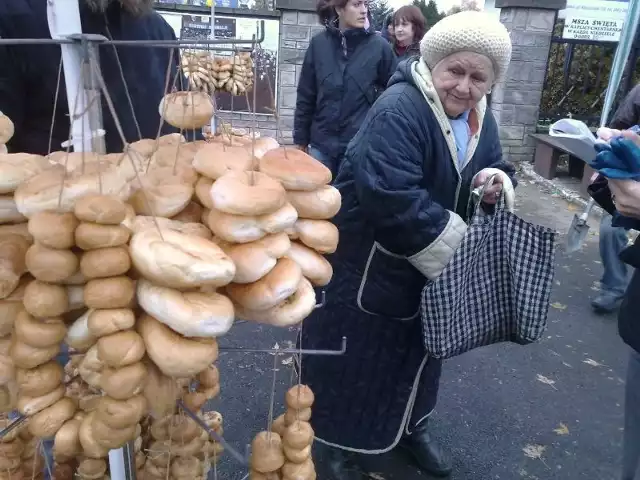 Obwarzanki sprzedawane przy cmentarzu w podkieleckiej Cedzynie.