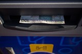 Oszuści okradali klientów banków w Olkuszu i Chrzanowie. Na podajnikach bankomatów montowali nakładki klejowe. Grozi im osiem lat więzienia
