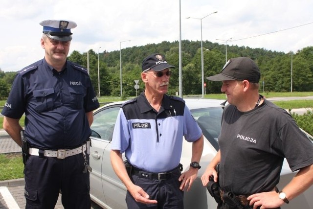 Erwin Skole (w środku) jeździł w piątek w patrolu z Krzysztofem Dziarmaga z kieleckiej drogówki (po lewej) oraz Jackiem Sałaganem z Komendy Miejskiej Policji w Kielcach.