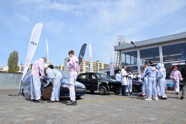 Najpierw teoria, a następnie zajęcia praktyczne pod okiem fachowców. Uczniowie mechanika sprawdzali się we wtorek w serwisie firmy Continental Auto.