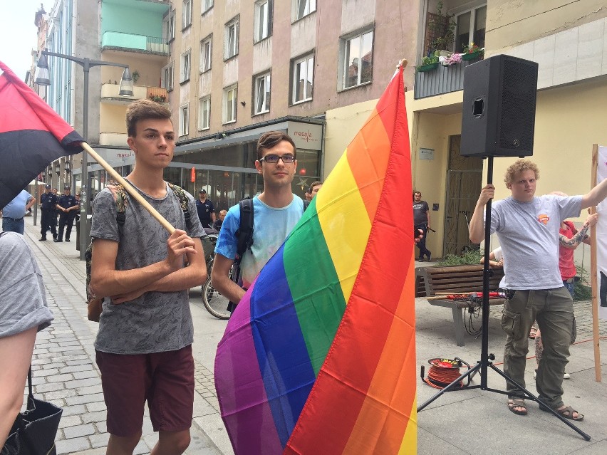 Protesty we Wrocławiu: "Wczoraj nazizm, dziś islamizacja" oraz "Wrocław wita uchodźców" [ZDJĘCIA]