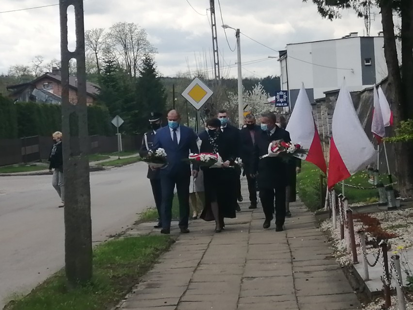  Symboliczne obchody Święta Konstytucji 3 Maja w Koprzywnicy. Była uroczysta msza i złożono kwiaty przy Murze Pamięci. ZDJĘCIA 