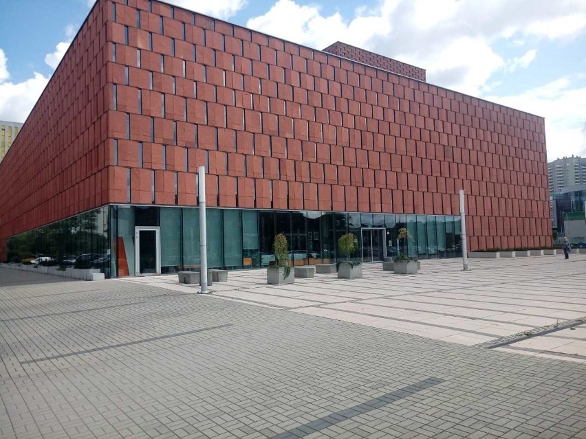 Poloniści Uniwersytetu Śląskiego w Katowicach bez biblioteki. Rozpoczęła się przeprowadzka ZDJĘCIA