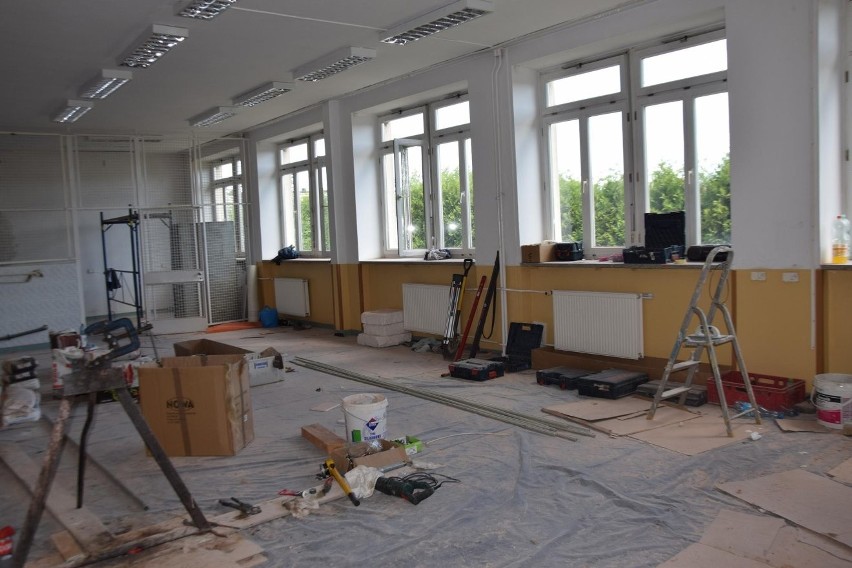 Przebudowy w szkole w Gowarczowie. Będą nowe sale dla przedszkolaków (ZDJĘCIA) 