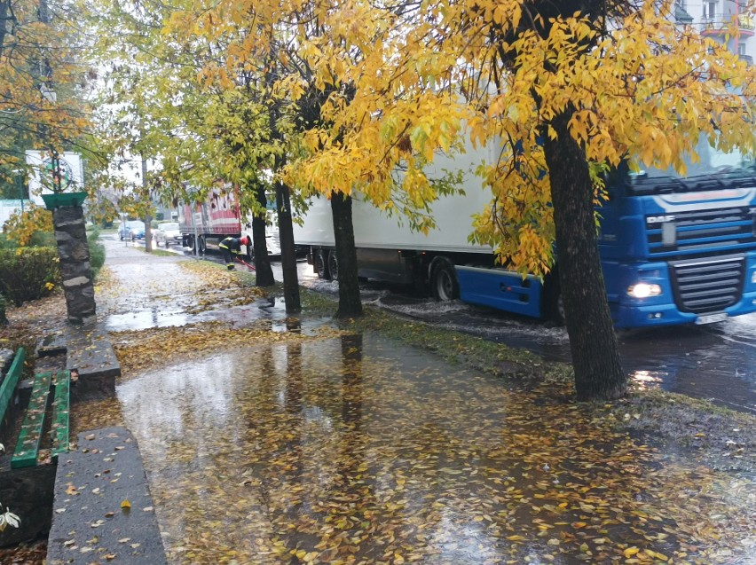 Ostrów. Ulice zalane po intensywnych opadach deszczu 22.10.2023. Straż pożarna udrażniała studzienki deszczowe