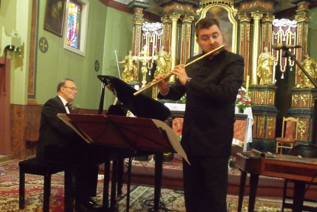 Koncert w drewnianym kościółku w Glinianach.