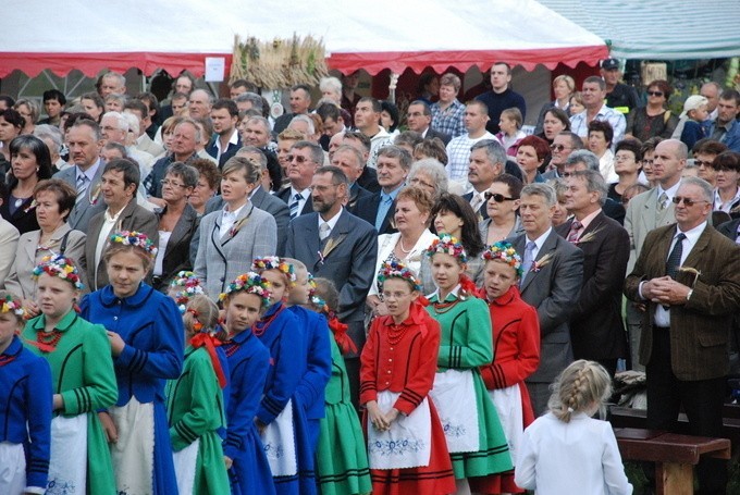 Plon zanieśli razem w gospodarza dom