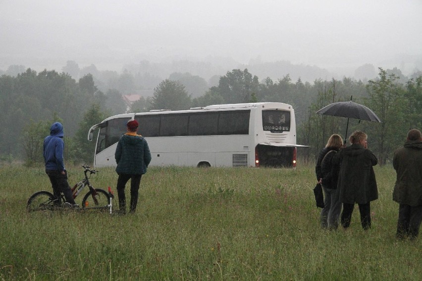 "Autokar nad przepaścią". Straż i policja w akcji w gminie Masłów (ZDJĘCIA)