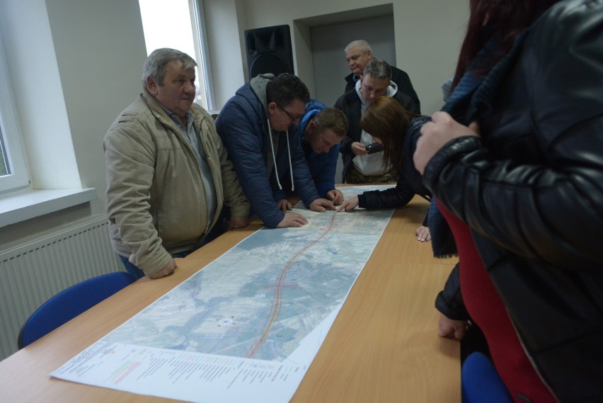 Budowa trasy S12 pod Przysuchą. Mieszkańcy chcą zupełnie nowego przebiegu ekspresówki, przecinającej gminę Gielniów. Projektanci 