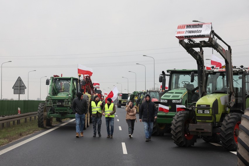 Łącznie protestujący rolnicy zgłosili na poniedziałek (11...