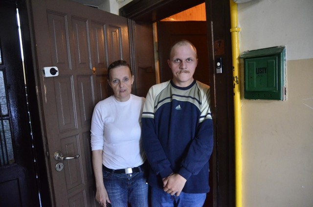 Przemysław Pilarski (na zdjęciu z matką) od wizyty policjantów z CBŚ boi się wychodzić z domu.