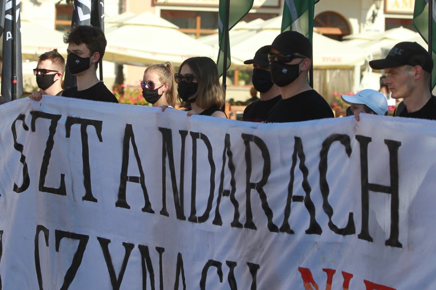 Protest "Stop terrorowi LGBT" Młodzieży Wszechpolskiej na Rynku w Rzeszowie [ZDJĘCIA]