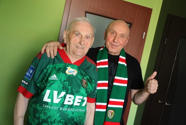 Zdzisław Sarna wraz ze swoim synem Romanem, który także kibicuje Śląskowi już ponad 50 lat!