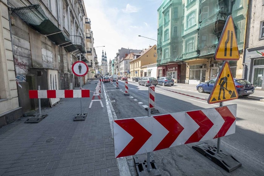 Opuszczona kamienica w sercu Starego Miasta niszczeje i...