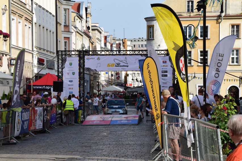 Na starcie 50. Rajdu Festiwalowego stanęło łącznie 77 załóg.